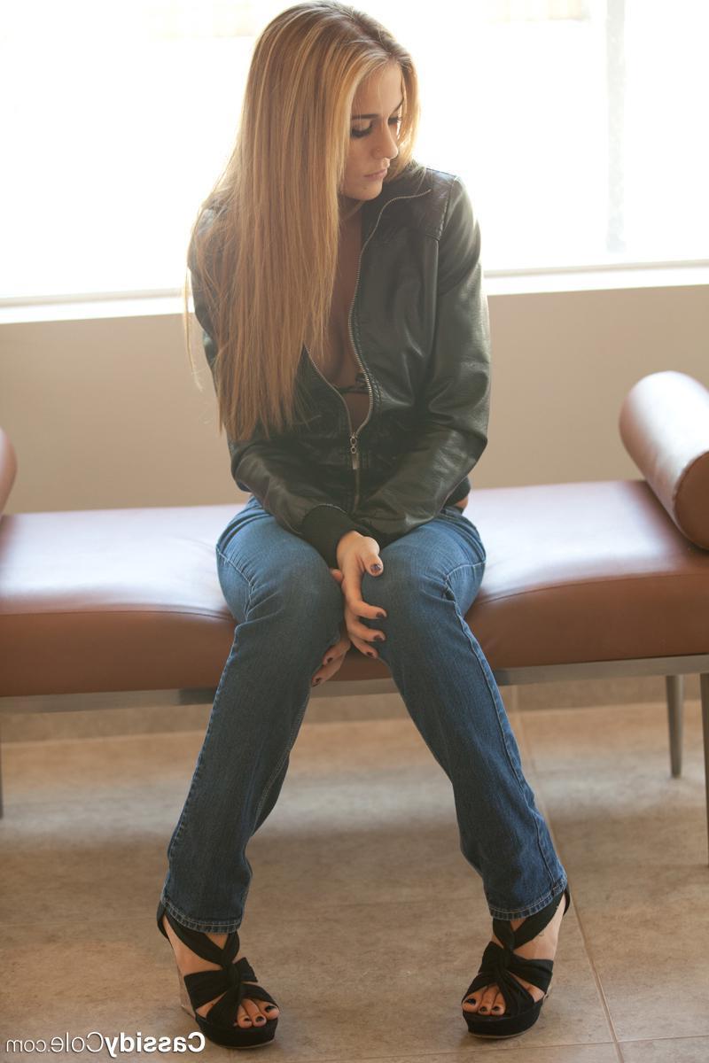 15P Blonde babe Cassidy Cole strips out of her leather jacket and blue jeans