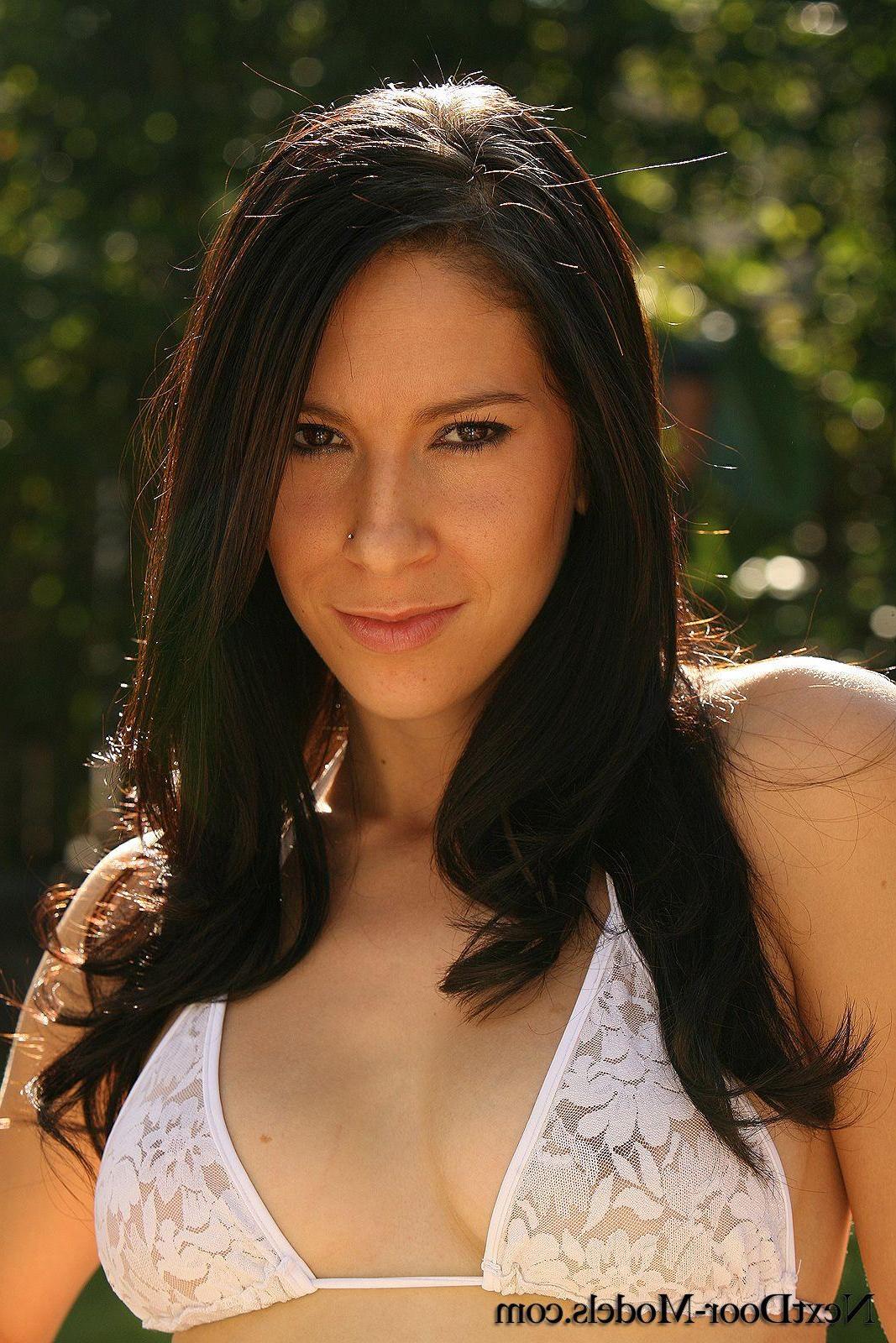 13P Pictures of Cassie Nicole showing her hot body
