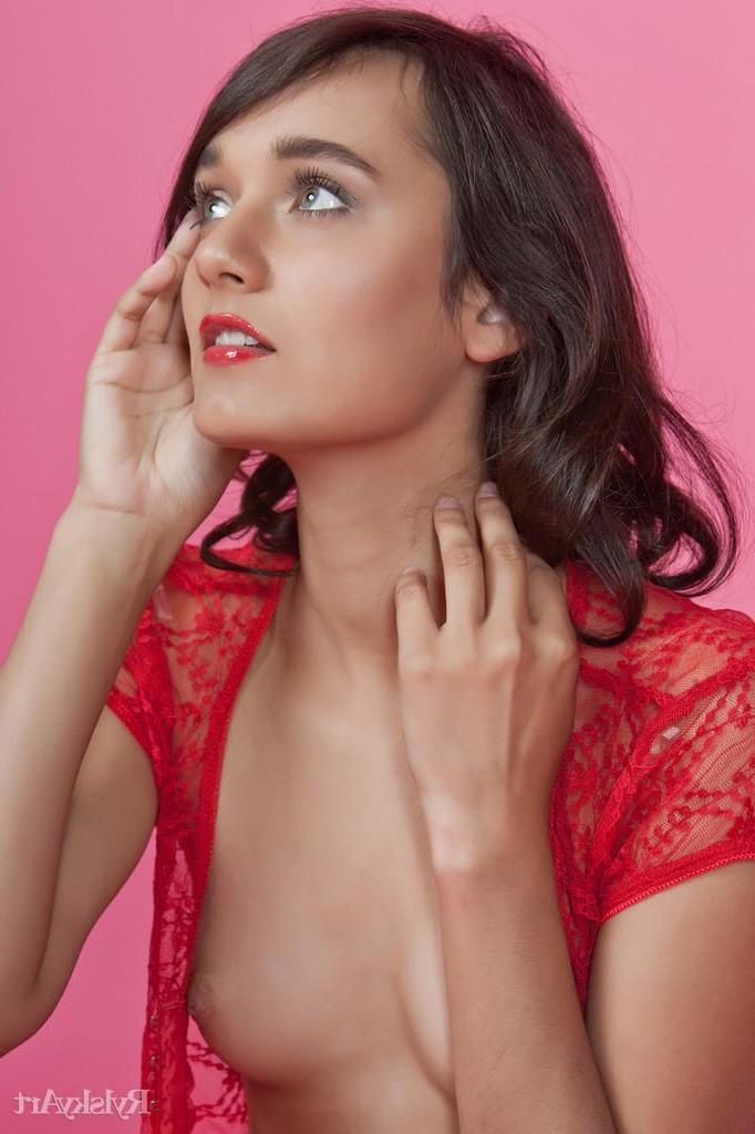 16P With her sweet smile that lights up her charming face, slim and slender body, and an engaging personality, Chandra is a very promising nude model.
