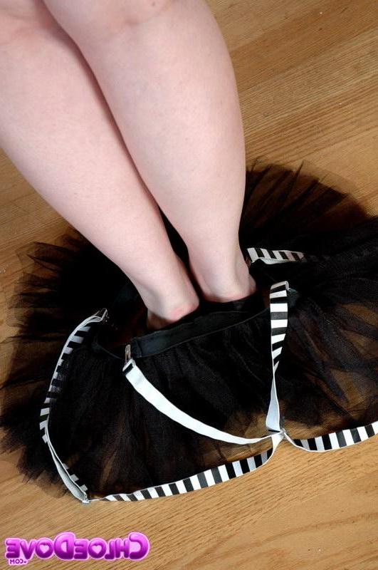 16P Pictures of teen girl Chloe Dove teasing with her gothic body