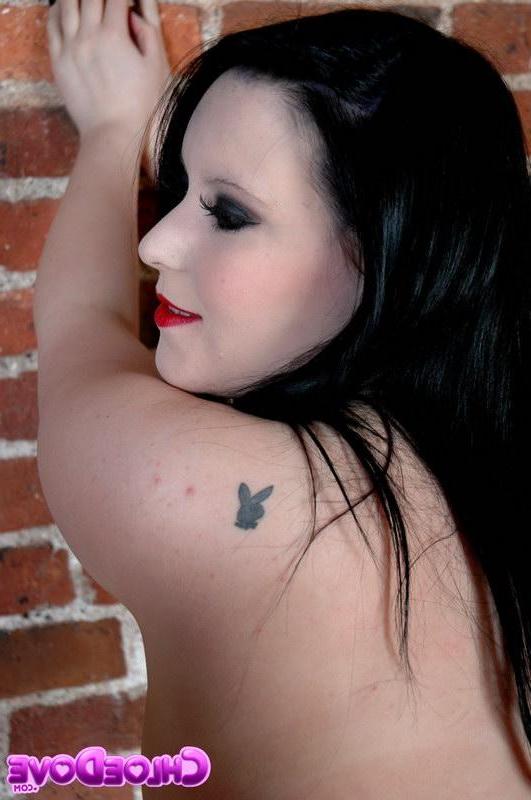 16P Pictures of teen girl Chloe Dove teasing with her gothic body