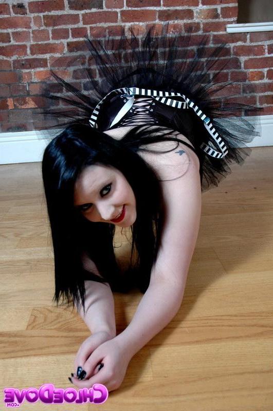16P Pictures of teen girl Chloe Dove teasing with her gothic body