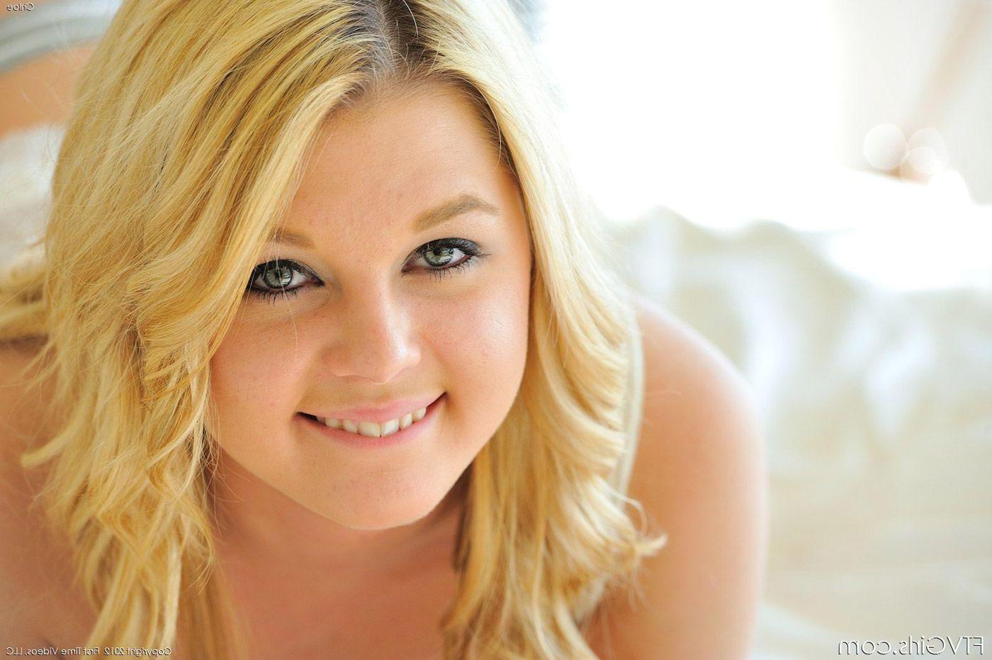 15P Pictures of blonde teen Chloe playing with her pussy in bed