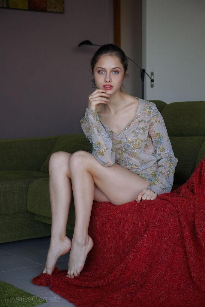16P Beautiful girl Clarice A gives you her tight pussy in "MIRE"