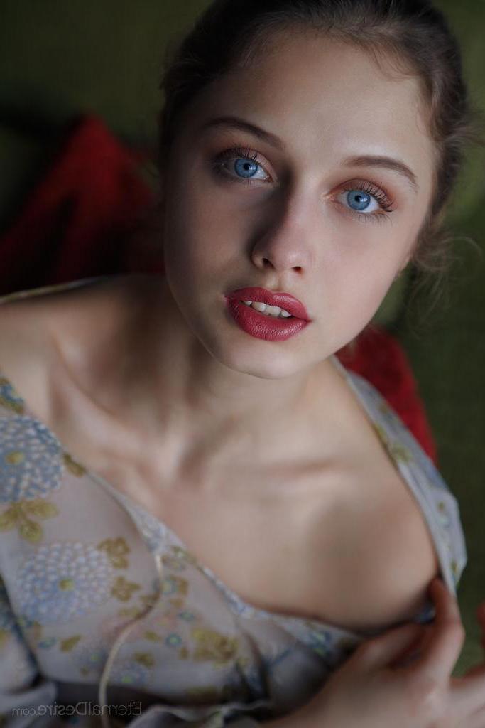 16P Beautiful girl Clarice A gives you her tight pussy in "MIRE"