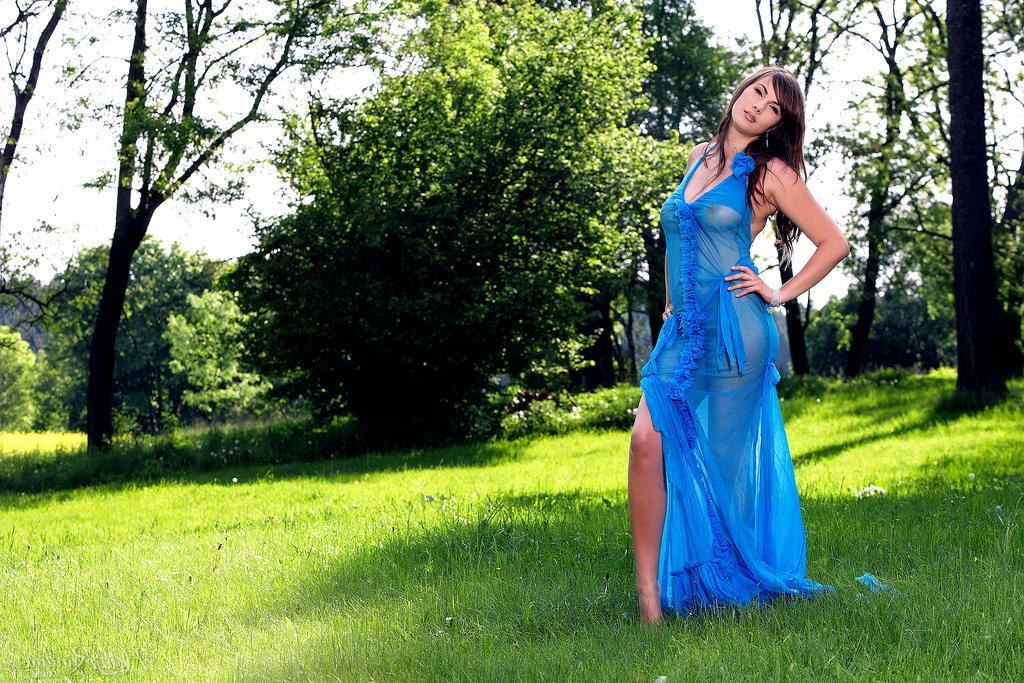 16P Busty girl Connie Carter strips out of her blue dress in "Fields of Gold"