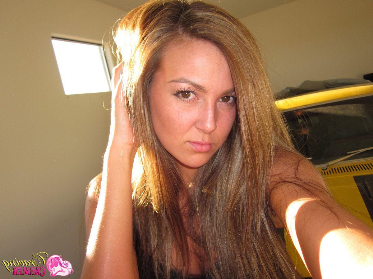 20P Pictures of Craving Carmen taking sexy pics of herself