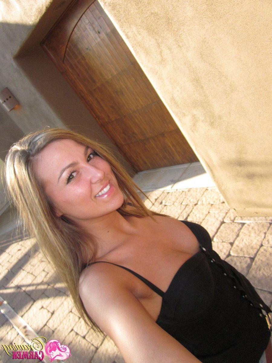 20P Pictures of Craving Carmen taking sexy pics of herself