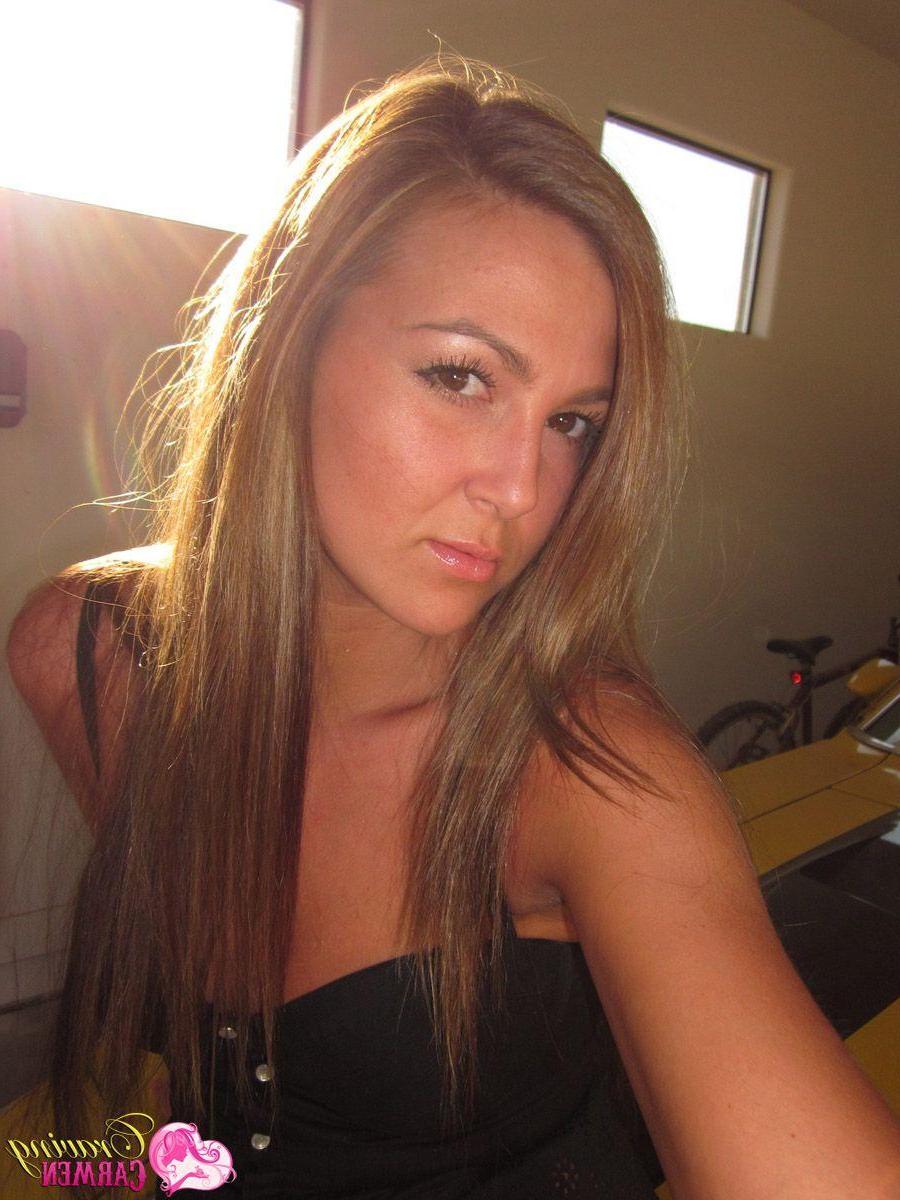 20P Pictures of Craving Carmen taking sexy pics of herself