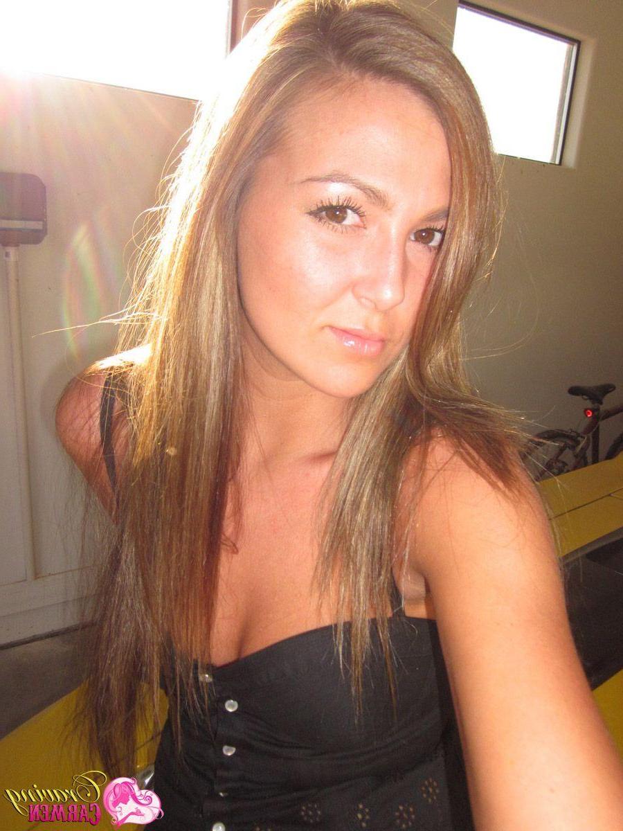 20P Pictures of Craving Carmen taking sexy pics of herself