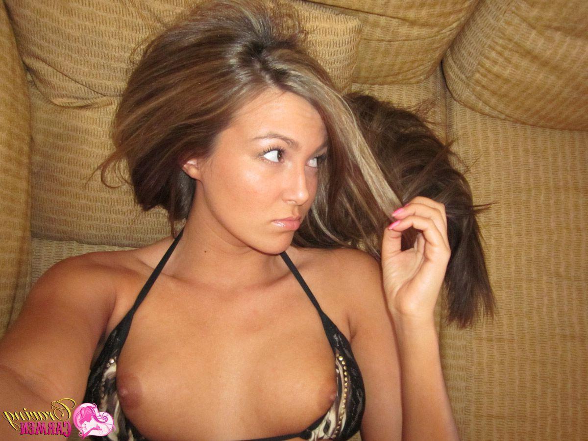 20P Pictures of Craving Carmen taking sexy pics of herself