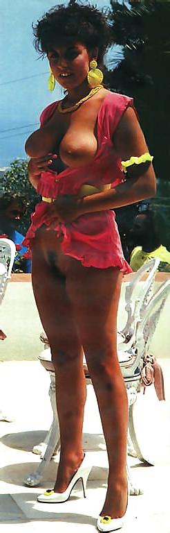 25P Sarah Young servicing four guys