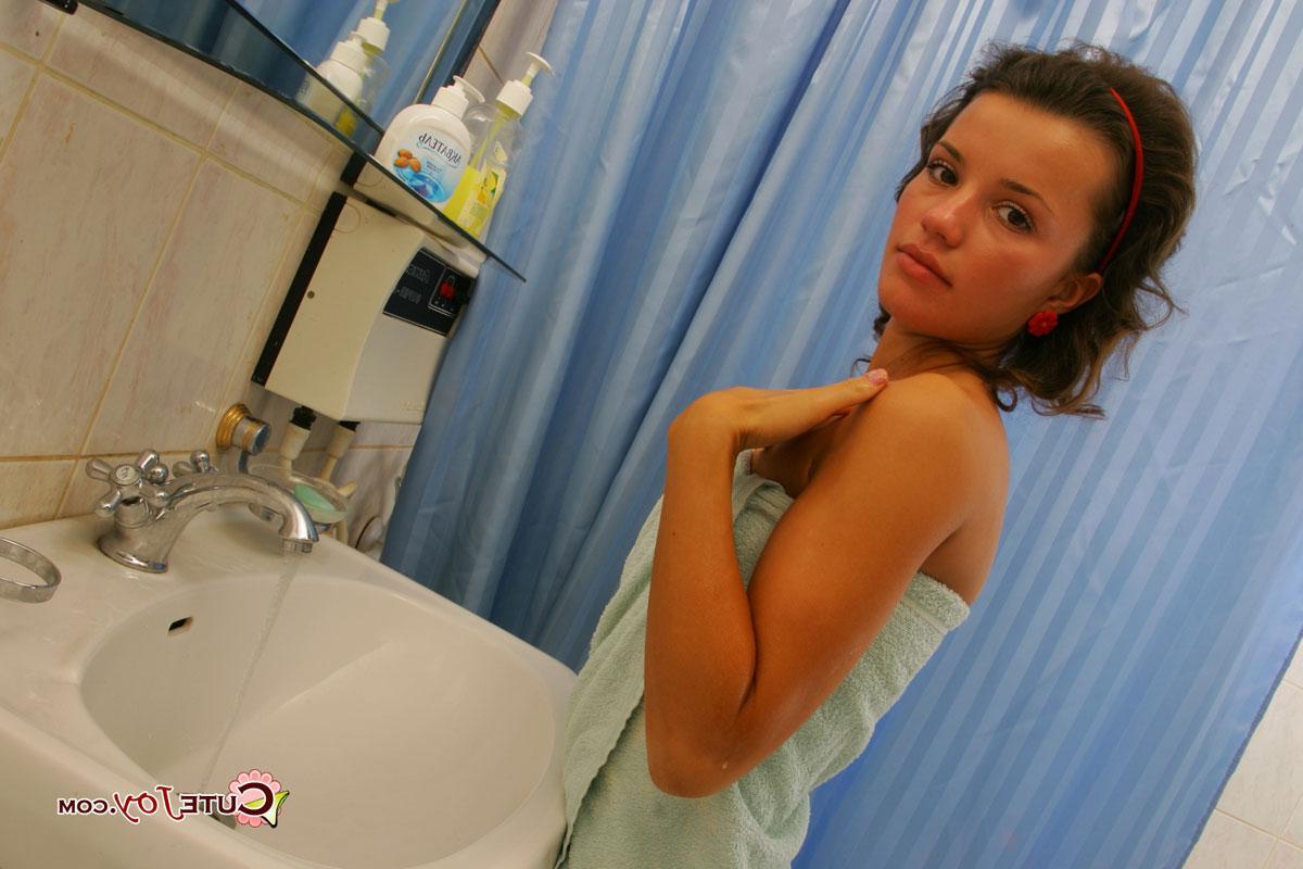 15P Pictures of Cute Joy showing you her nude teen body