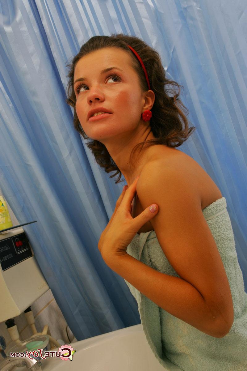 15P Pictures of Cute Joy showing you her nude teen body