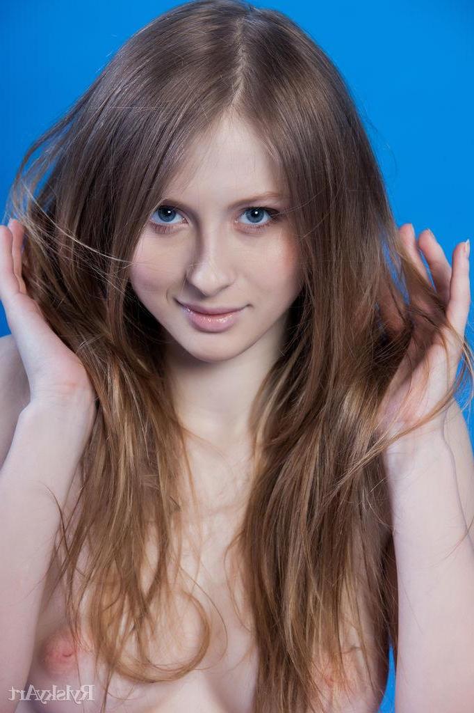 16P Daisy Gold shows you every inch of her amazing nude body