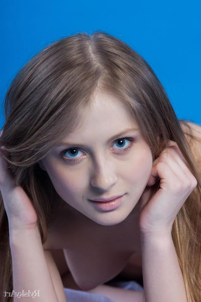 16P Daisy Gold shows you every inch of her amazing nude body