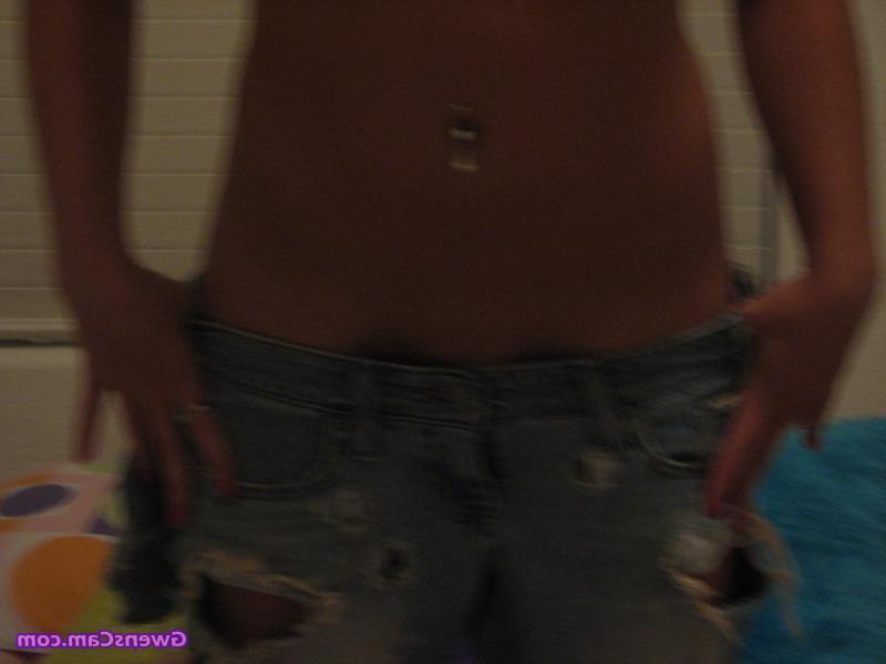 18P Pictures of teen babe Gwens Cam showing off her hot nude body