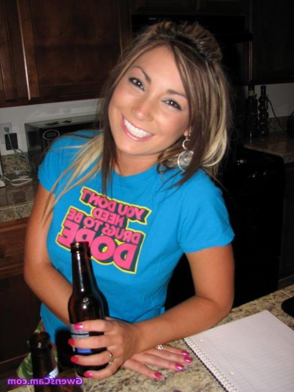 13P Pictures of Gwens Cam showing off her hot nude body
