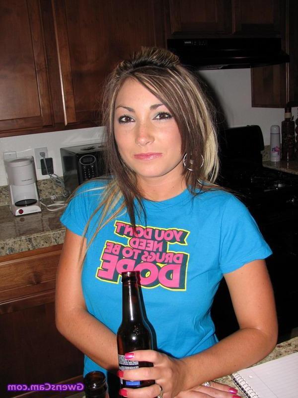 13P Pictures of Gwens Cam showing off her hot nude body
