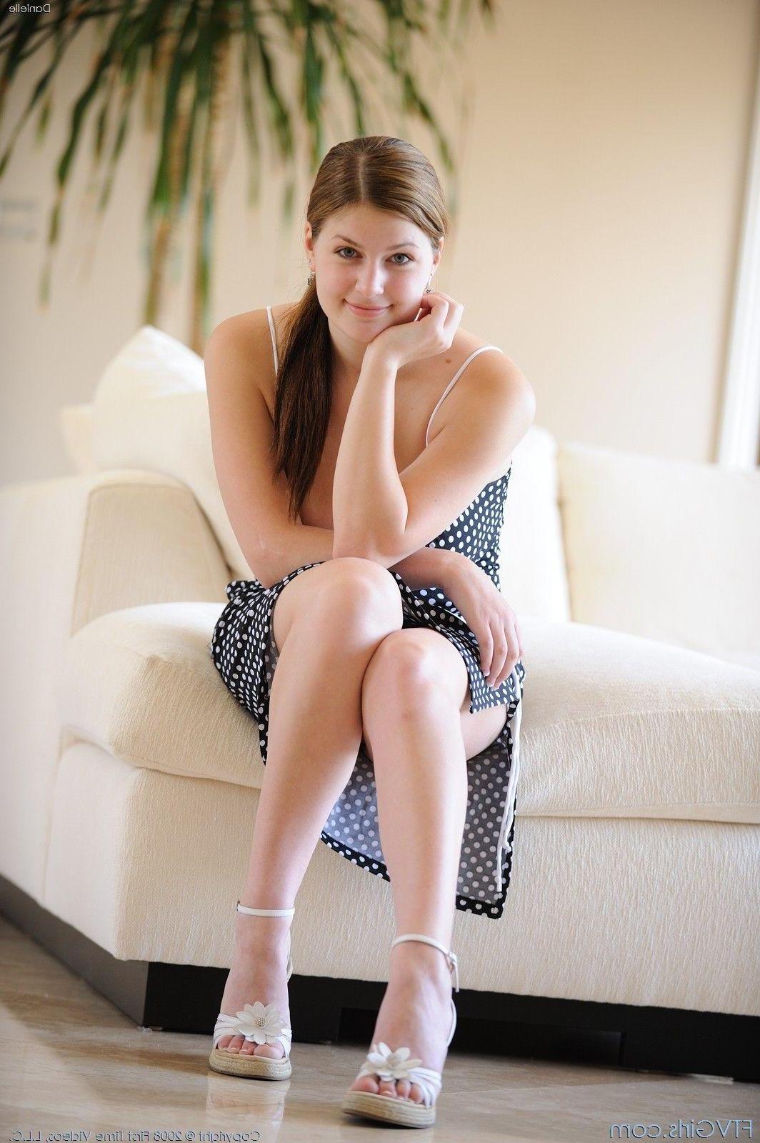 20P Pictures of Danielle playing with her hot body