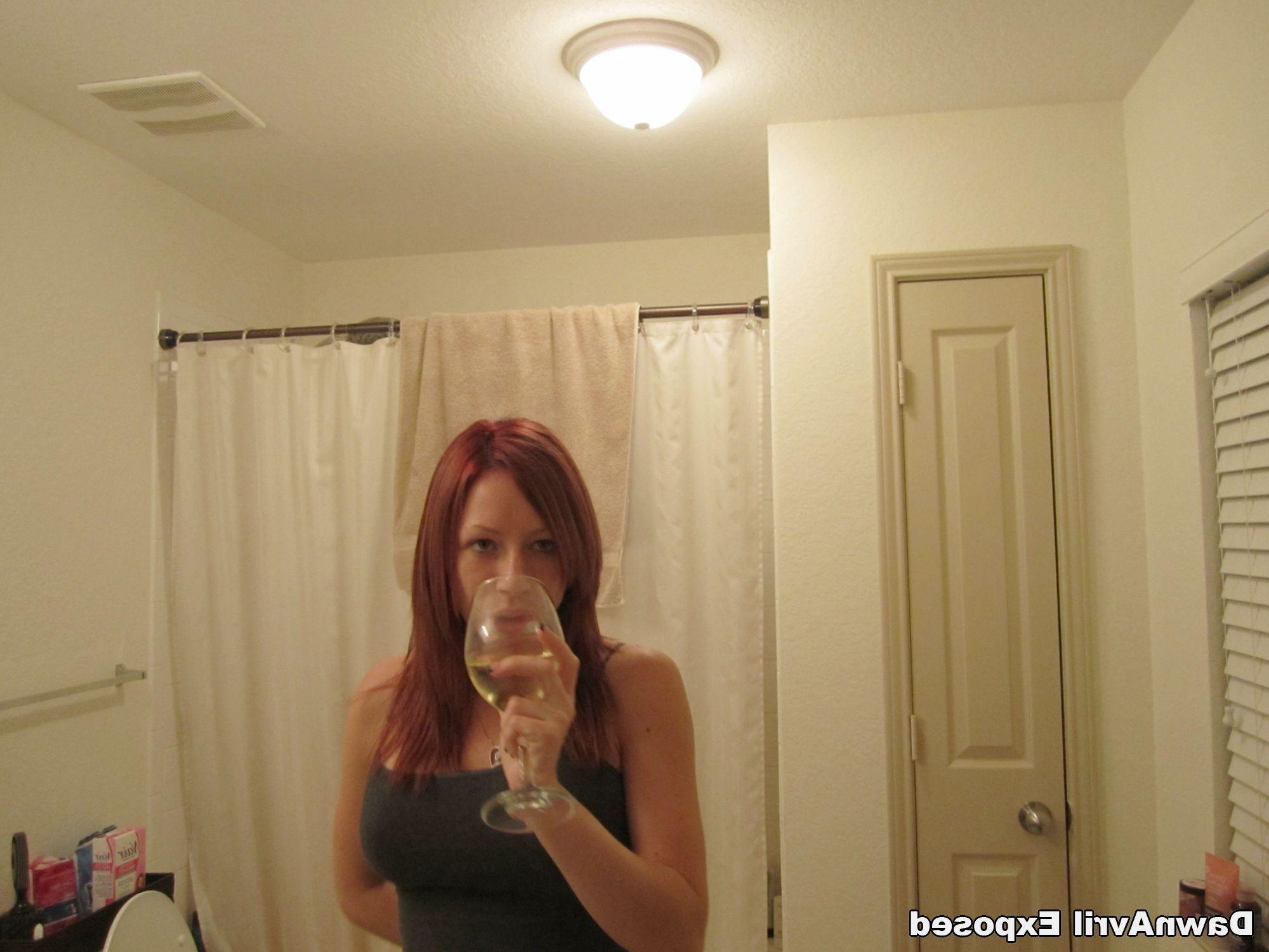 14P Pictures of Dawn Avril showing off her sexy amateur pics