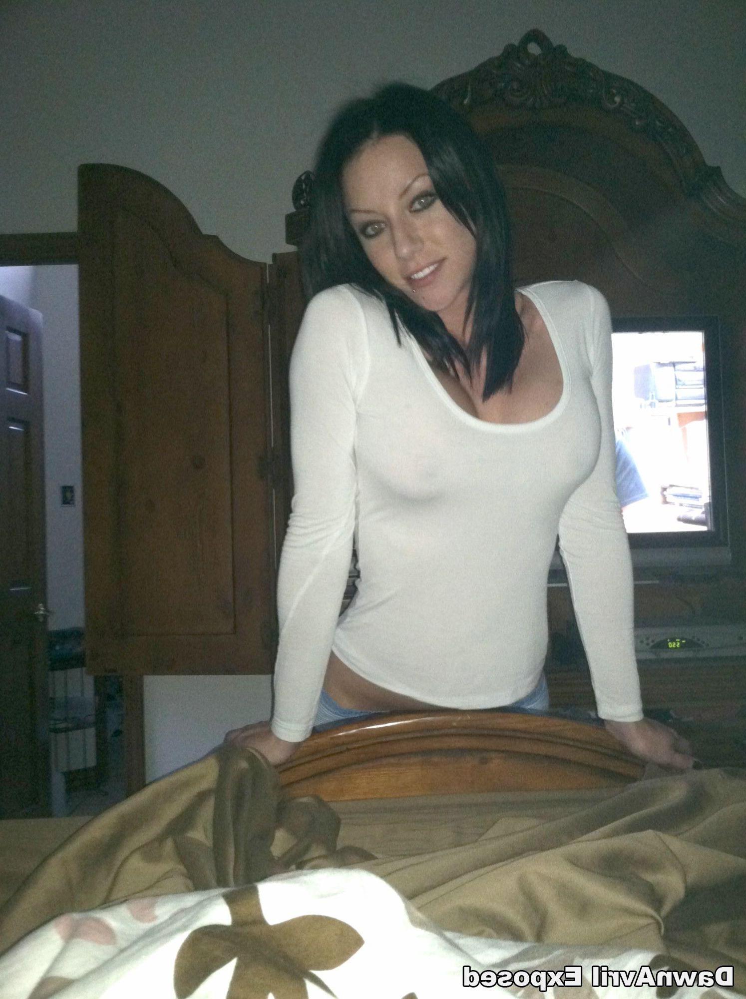14P Pictures of Dawn Avril showing off her sexy amateur pics