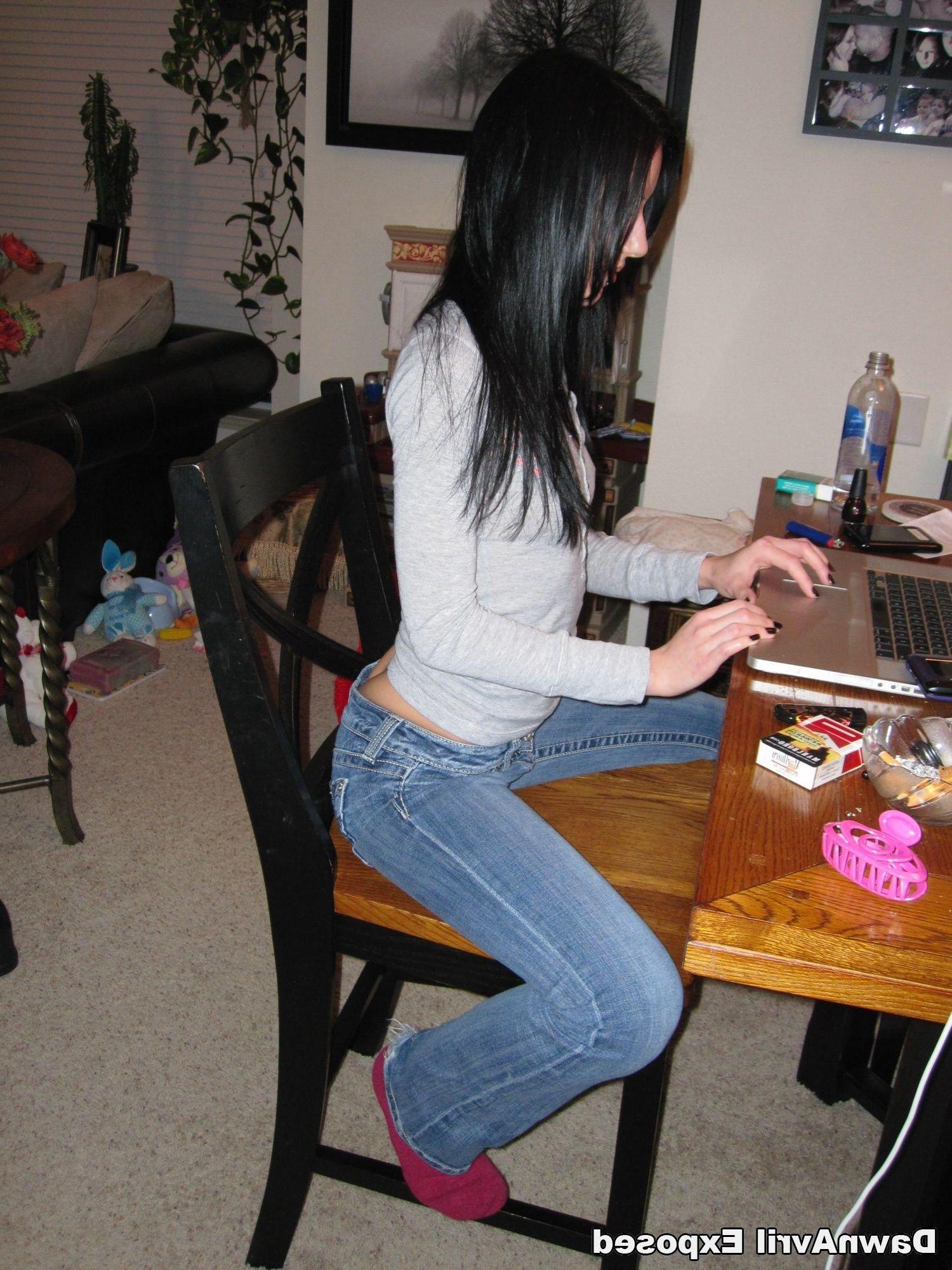 15P Pictures of Dawn Avril showing you her sexy candid pics