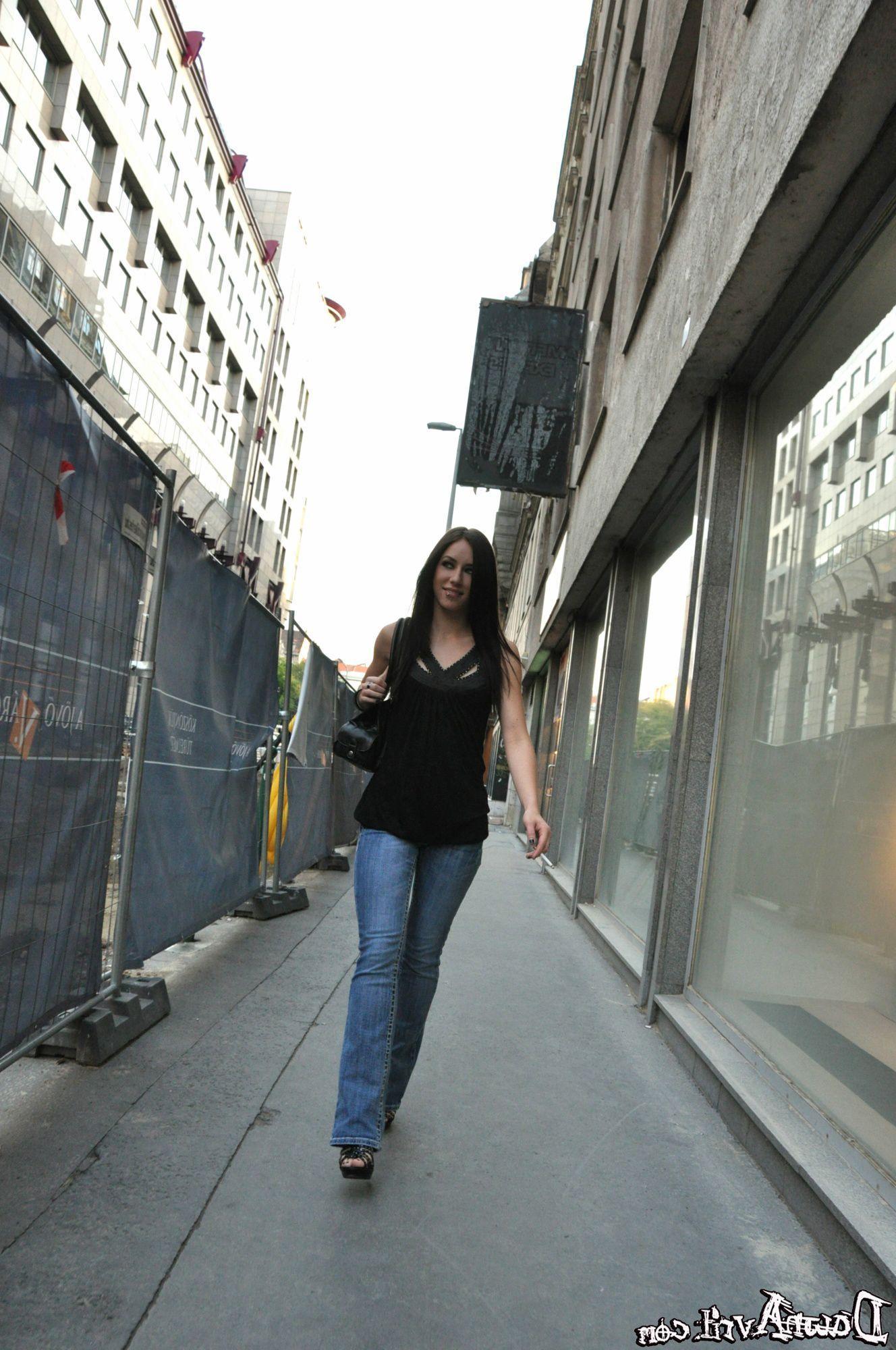 17P Pictures of teen Dawn Avril showing her sexy body