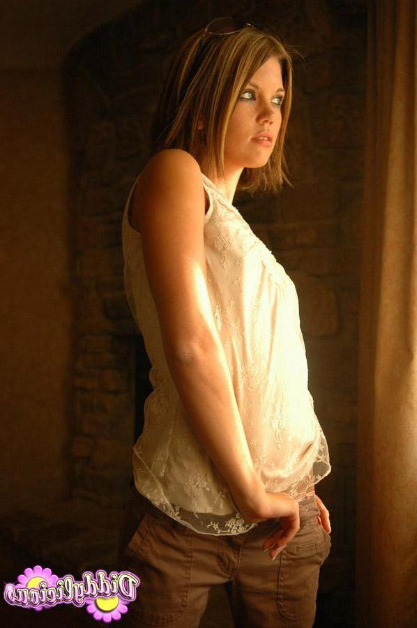 12P Diddylicious loves to strip and tease in the sunlight