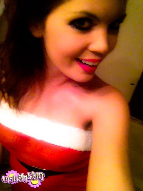 20P Pictures of Diddylicious taking sexy pics of herself in a santa costume