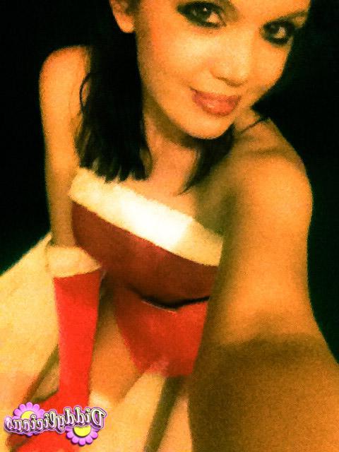 20P Pictures of Diddylicious taking sexy pics of herself in a santa costume