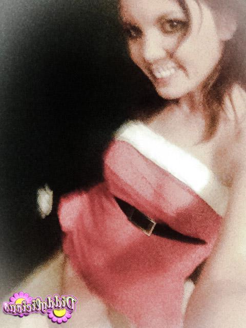 20P Pictures of Diddylicious taking sexy pics of herself in a santa costume