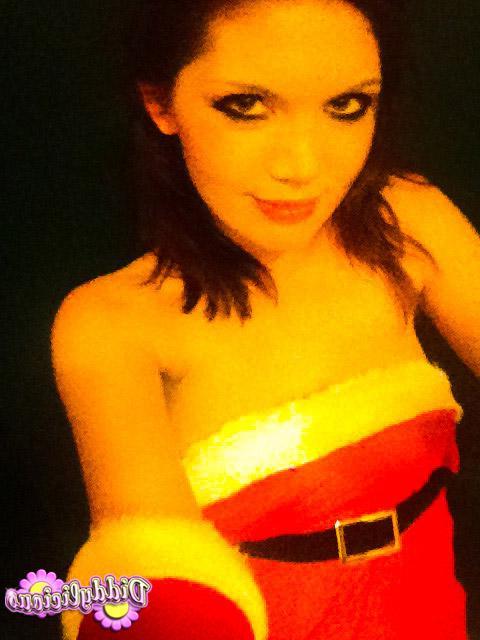 20P Pictures of Diddylicious taking sexy pics of herself in a santa costume
