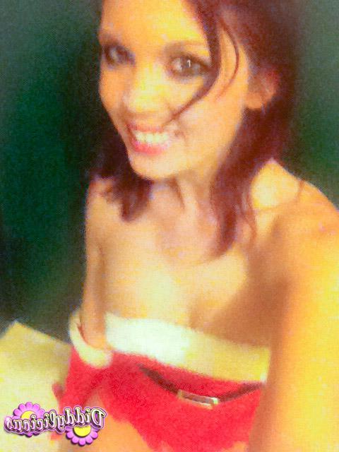20P Pictures of Diddylicious taking sexy pics of herself in a santa costume