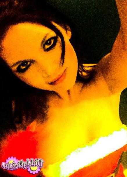 20P Pictures of Diddylicious taking sexy pics of herself in a santa costume