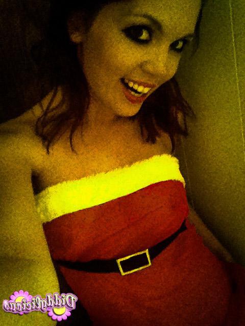 20P Pictures of Diddylicious taking sexy pics of herself in a santa costume