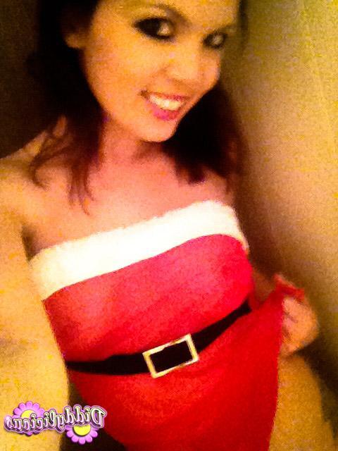 20P Pictures of Diddylicious taking sexy pics of herself in a santa costume