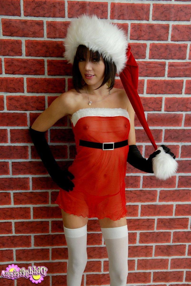 20P Pictures of Diddylicious enjoying a sexy xmas
