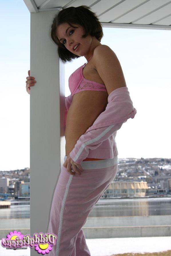 20P Pictures of Diddylicious teasing with her hot body