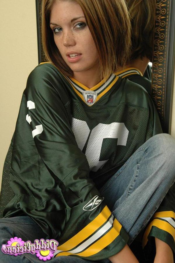 20P Pictures of Diddylicious sending her football team some love