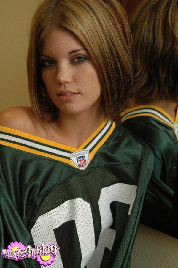 20P Pictures of Diddylicious sending her football team some love