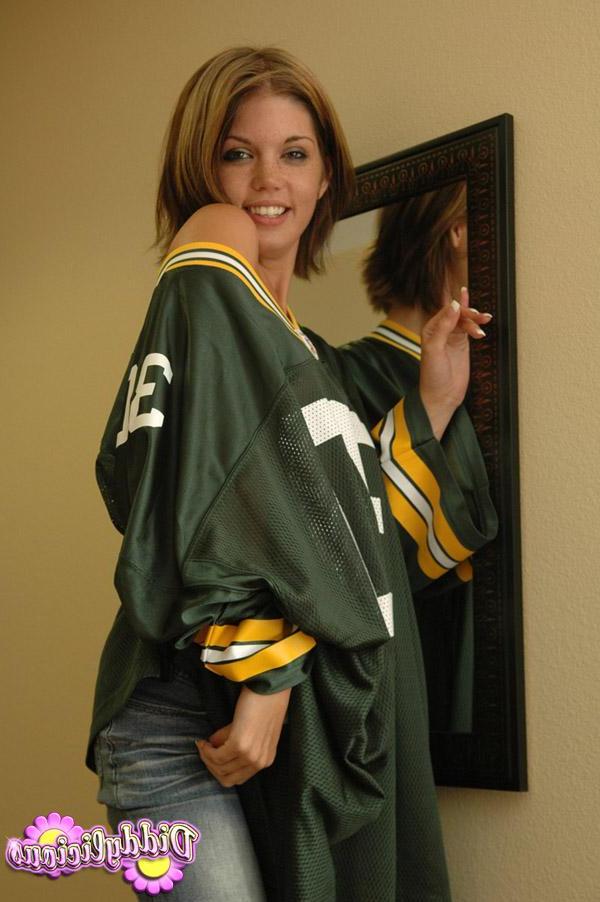 20P Pictures of Diddylicious sending her football team some love
