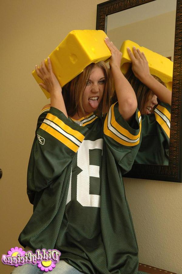 20P Pictures of Diddylicious sending her football team some love