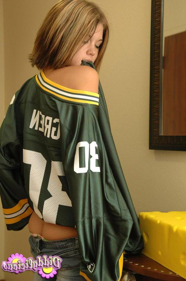 20P Pictures of Diddylicious sending her football team some love