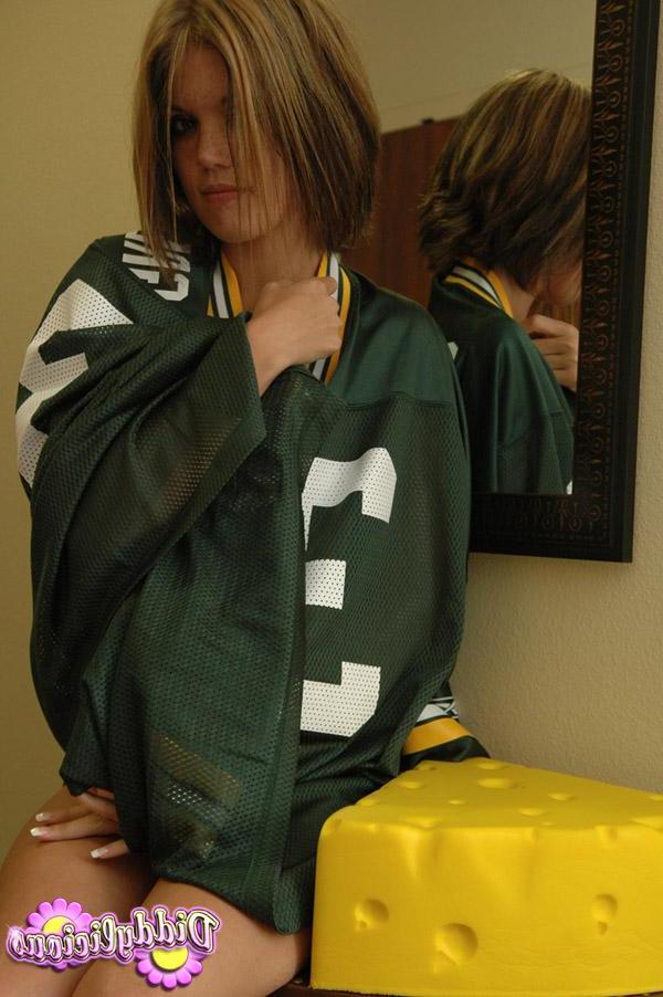 20P Pictures of Diddylicious sending her football team some love