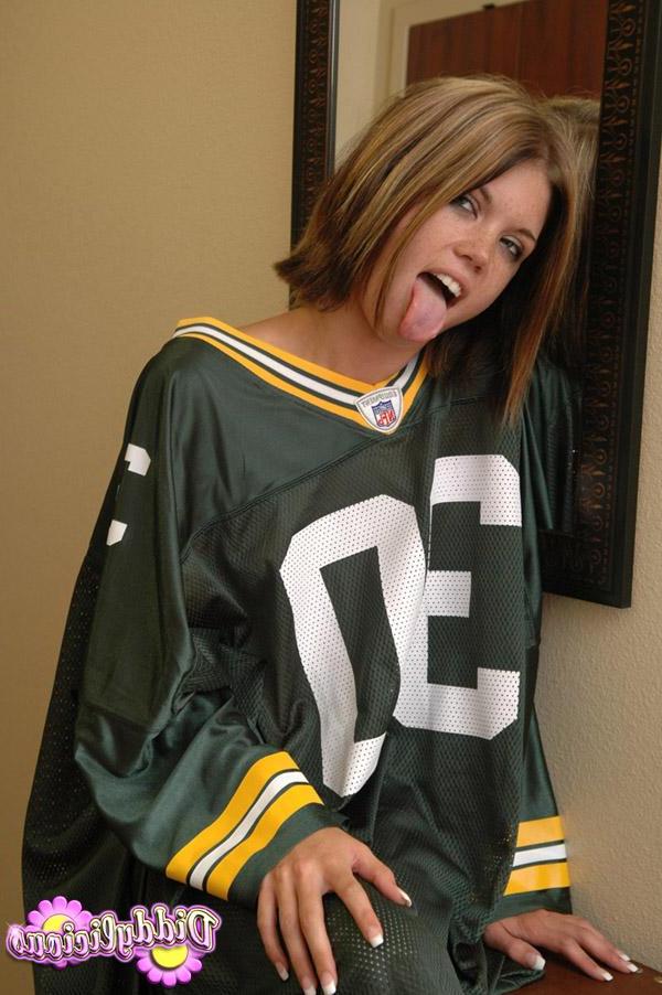 20P Pictures of Diddylicious sending her football team some love