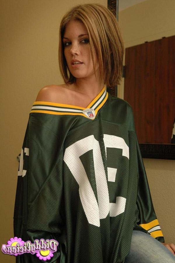 20P Pictures of Diddylicious sending her football team some love