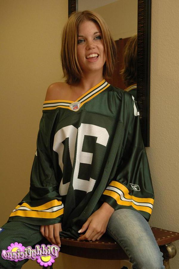 20P Pictures of Diddylicious sending her football team some love