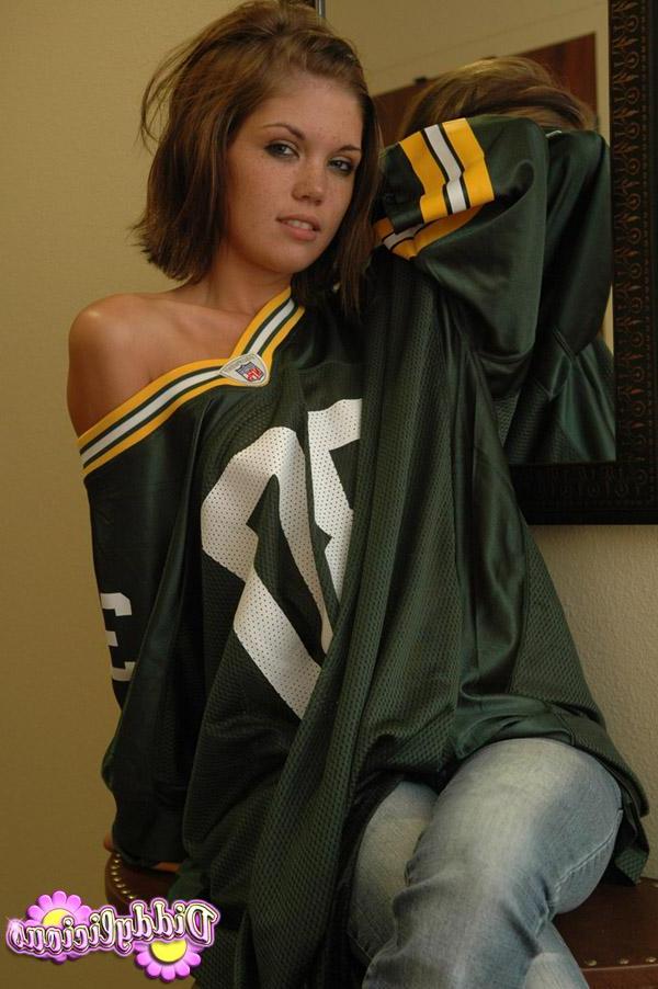 20P Pictures of Diddylicious sending her football team some love