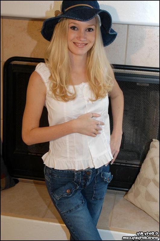 20P Pics of Dirty Aly teasing in her jeans